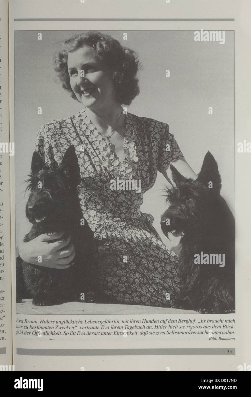 EVA Braun - suspension en forme de goutte de béryl et de diamant, or blanc, or jaune, béryl et diamants. Très bon travail de bijoutier, a mis un jour, un petit béryl manquant au sommet, de petits dommages aux béryles sur la droite. Longueur de suspension 50 mm, longueur totale 25.5 cm, poids 6.5 g. Cette suspension est connue sur de nombreuses photos d'Eva Braun à l'Obersalzberg. Cf. Ernst Baumann/Heinrich Hoffmann,Der Obersalzberg - Brennpunkt der Zeitgeschichte,Langen/Müller Verlag,Munich 1985,p. 200 en haut à gauche sur la photo avec le lapin. Aussi Johannes Frank,Eva Braun,Schü historique,,droits-supplémentaires-Clearences-non disponible Banque D'Images