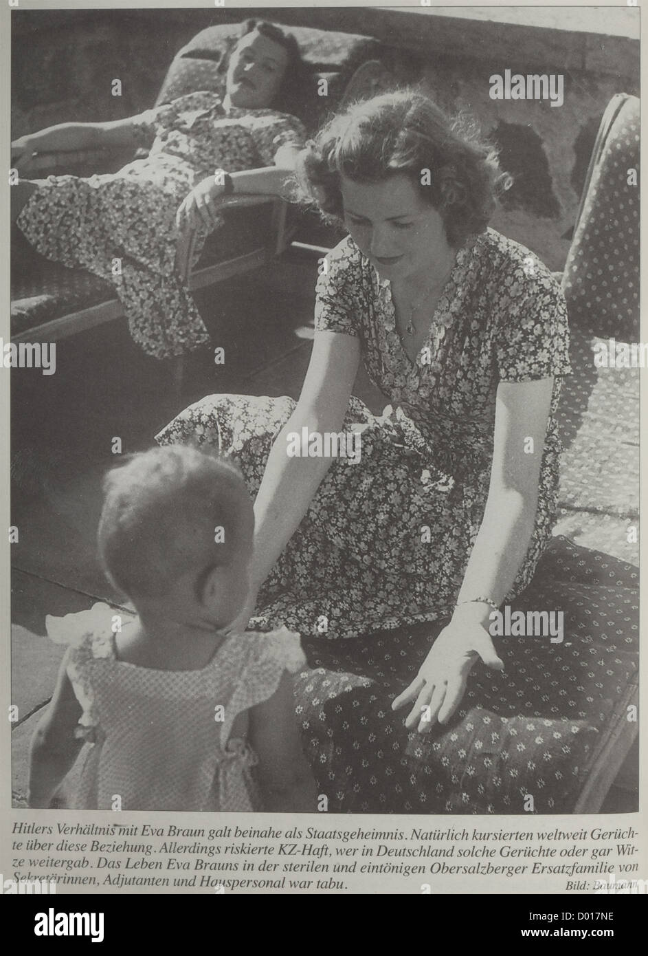 EVA Braun - suspension en forme de goutte de béryl et de diamant, or blanc, or jaune, béryl et diamants. Très bon travail de bijoutier, a mis un jour, un petit béryl manquant au sommet, de petits dommages aux béryles sur la droite. Longueur de suspension 50 mm, longueur totale 25.5 cm, poids 6.5 g. Cette suspension est connue sur de nombreuses photos d'Eva Braun à l'Obersalzberg. Cf. Ernst Baumann/Heinrich Hoffmann,Der Obersalzberg - Brennpunkt der Zeitgeschichte,Langen/Müller Verlag,Munich 1985,p. 200 en haut à gauche sur la photo avec le lapin. Aussi Johannes Frank,Eva Braun,Schü historique,,droits-supplémentaires-Clearences-non disponible Banque D'Images