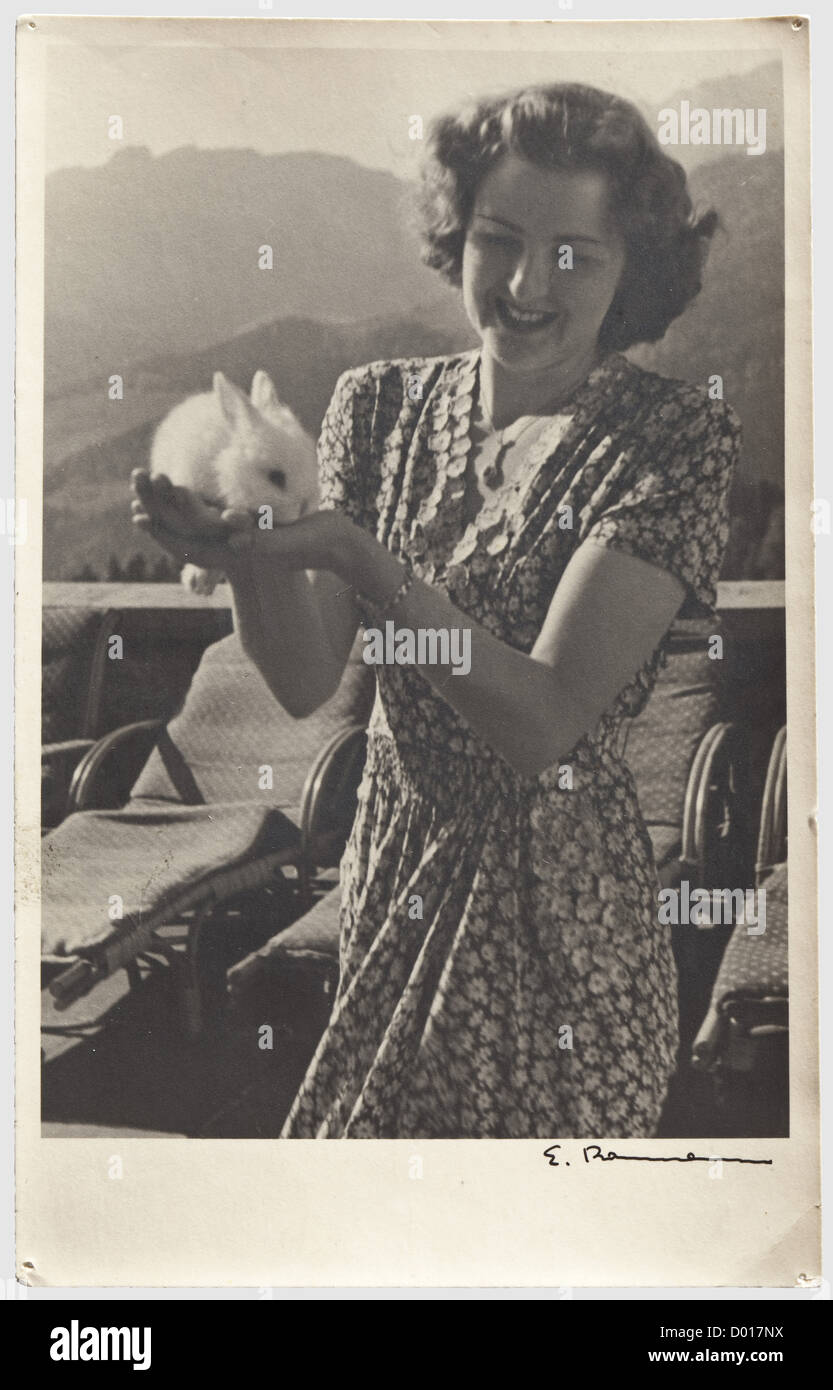 EVA Braun - quatre cartes postales écrites à ses parents et à sa sœur Ilse à la fin des années 1930 : Une carte postale photo avec Eva en été robe à la Berghof, tenant un lapin et portant la suspension de luxe en or et diamants (cf. Lot T12517 dans cette vente aux enchères) lecture (tr) "Dear parents! Je vous souhaite une joyeuse Pâques, santé et joie.' les gens, XXe siècle, NS, National Socialism, Nazisme, Third Reich, German Reich, German, National Socialist, Nazi, Nazi période, fascisme, photographie, photo, photographies, photographie, image dans le cadre, images, femme, femmes, , Banque D'Images