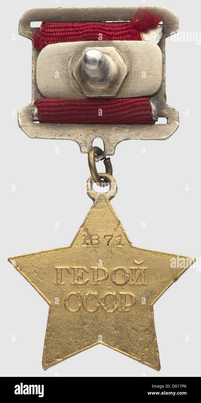 Une médaille d'or pour un héros de l'Union soviétique, or, numéro de porteur inversé '1871' (1943). Disque fileté manquant sur le fermoir de fixation. En état d'utilisation. Vous y trouverez une biographie détaillée du récipiendaire, historique, historique, années 1930, 20e siècle, médaille, décoration, médailles, décorations, insigne d'honneur, insigne d'honneur, insignes d'honneur, insignes d'honneur, objet, objets, photos, coupures, coupures, coupures, coupes, droits additionnels-distinctions-non disponibles Banque D'Images