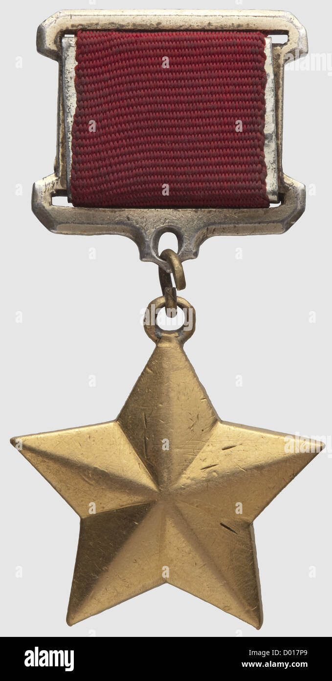 Une médaille d'or pour un héros de l'Union soviétique, or, numéro de porteur inversé '1871' (1943). Disque fileté manquant sur le fermoir de fixation. En état d'utilisation. Vous y trouverez une biographie détaillée du récipiendaire, historique, historique, années 1930, 20e siècle, médaille, décoration, médailles, décorations, insigne d'honneur, insigne d'honneur, insignes d'honneur, insignes d'honneur, objet, objets, photos, coupures, coupures, coupures, coupes, droits additionnels-distinctions-non disponibles Banque D'Images