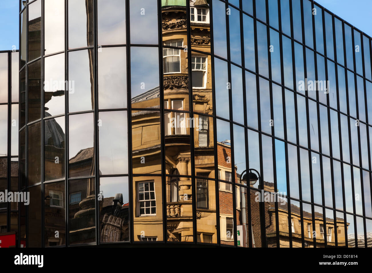 Bureaux en verre moderne Blackett Street, ce qui reflète plus les bâtiments en pierre à Gray's Monument, Newcastle upon Tyne, Royaume-Uni Banque D'Images