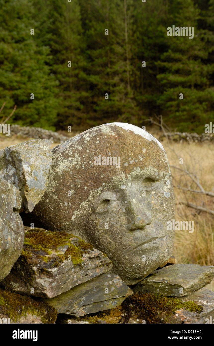 La sculpture sur pierre des chefs placés dans des enclos appelés mur Quorum Banque D'Images