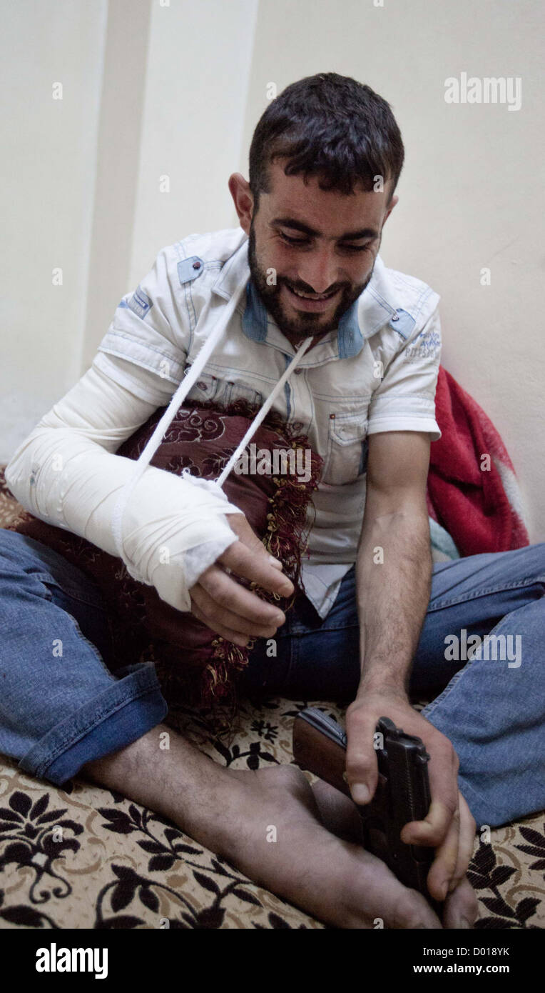 2 novembre 2012 - Alep, Syrie : un habitué l'Armée syrienne libre fighter met sur pied une arme de poing. Banque D'Images