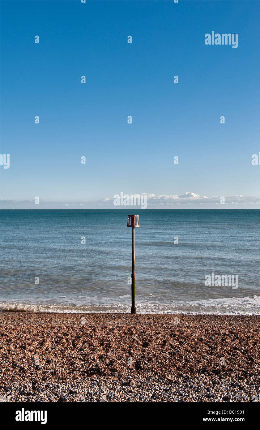 Une marque latérale de bâbord peinte en rouge ou un marqueur de chenal sur la plage de galets à Kingsdown, près de Deal, Kent, Royaume-Uni Banque D'Images