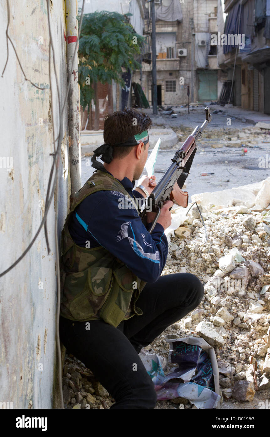 1 novembre 2012 - Alep, Syrie : l'Armée syrienne libre a l'air de chasse dans un miroir avant de prendre visent à l'ennemi. Banque D'Images