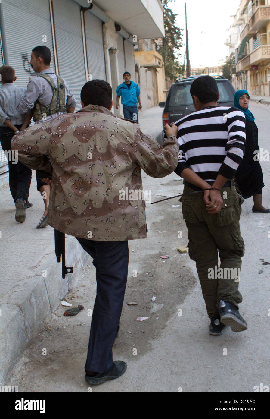 1 novembre 2012 - Alep, Syrie : les membres de l'Armée syrienne libre s'arrêter deux hommes qui ont été pris à des pillages. Banque D'Images