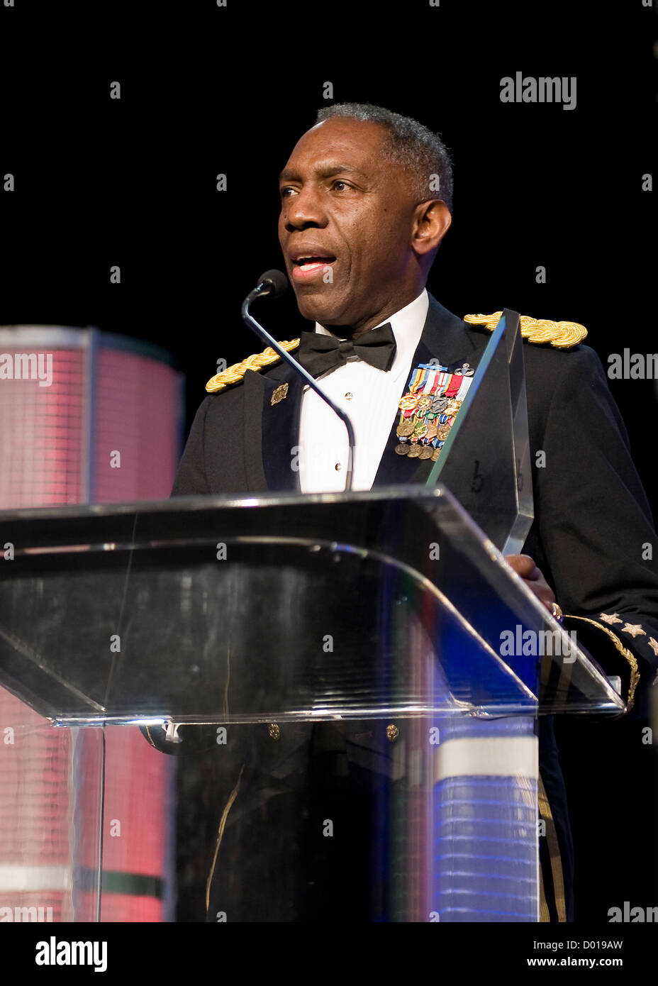 Le général de l'armée William Kip Ward, commandant du Commandement de l'Afrique accepte le Lifetime Achievement Award lors de la 24e conférence annuelle de l'ingénieur noir de l'année Awards 22 février 2010 à Baltimore, MD. Le Secrétaire à la défense, Leon Panetta a rétrogradé Ward le 13 novembre 2012 accusé de dépenser des milliers de dollars pour des frais de voyage et autres dépenses non autorisées Banque D'Images