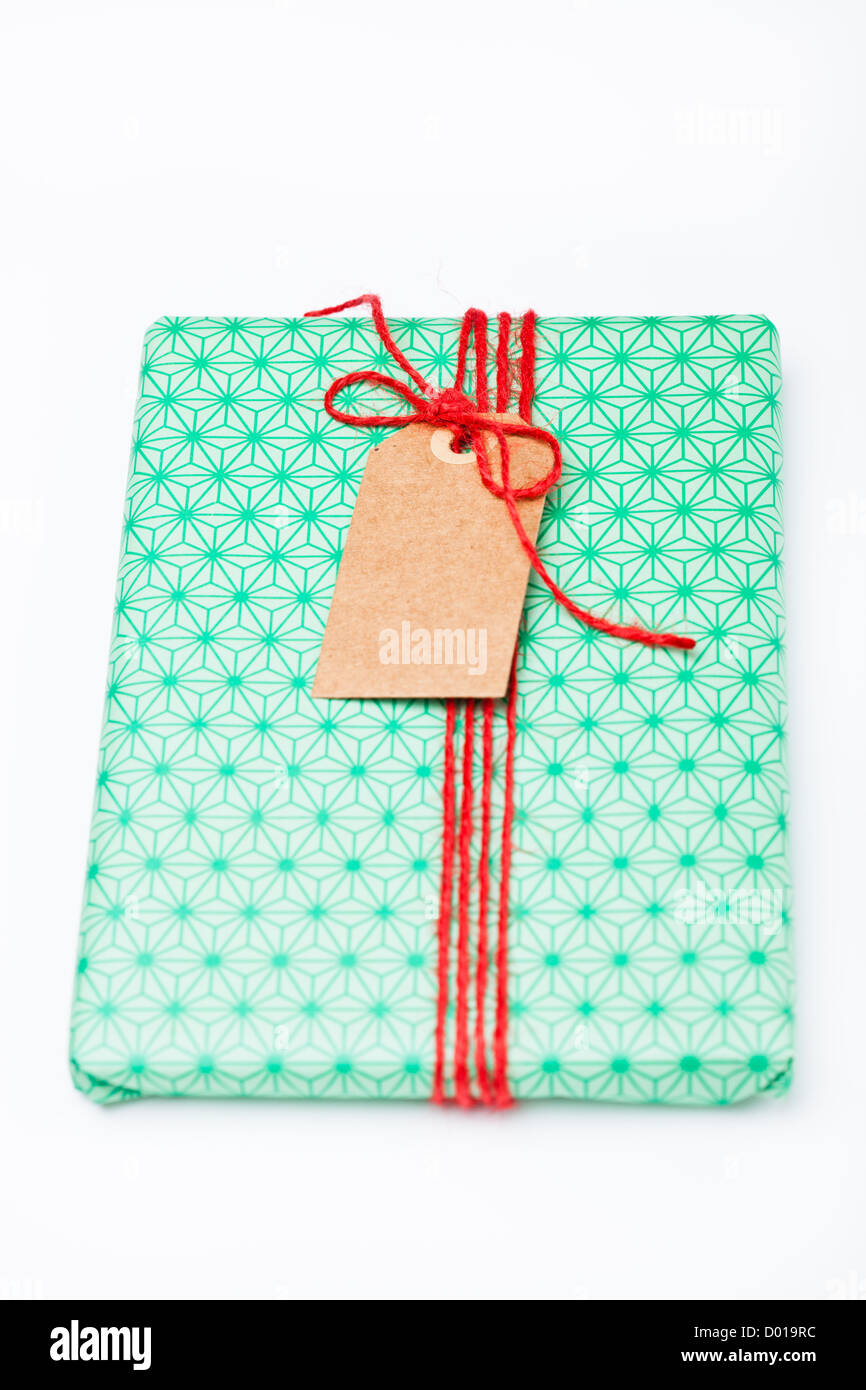 Wrapped Christmas Gift avec string rouge et brun en carton Banque D'Images