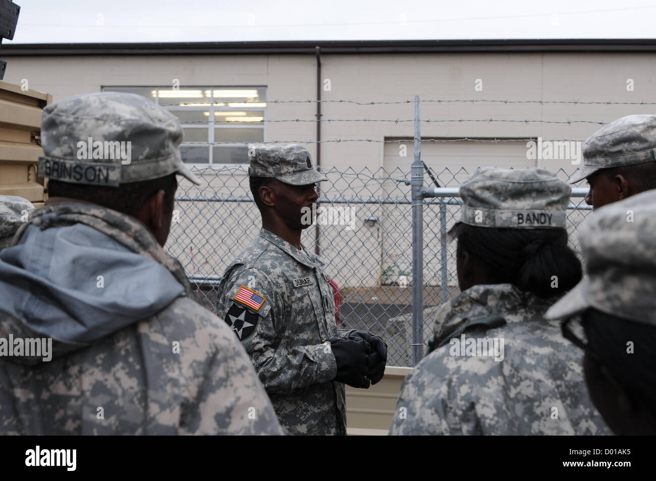 Le Sgt Major de commandement Ethan Dunbar du 19e Bataillon du génie s'adresse aux soldats du détachement du 431e quartier-maître à Fort Hamilton, New York. L'unité est prête à se déployer à Breezy point, New York, pour des opérations d'enlèvement d'eau après l'ouragan Sandy. Le 19e bataillon du génie dirige les unités du DOD qui aident les zones touchées par la tempête. Banque D'Images