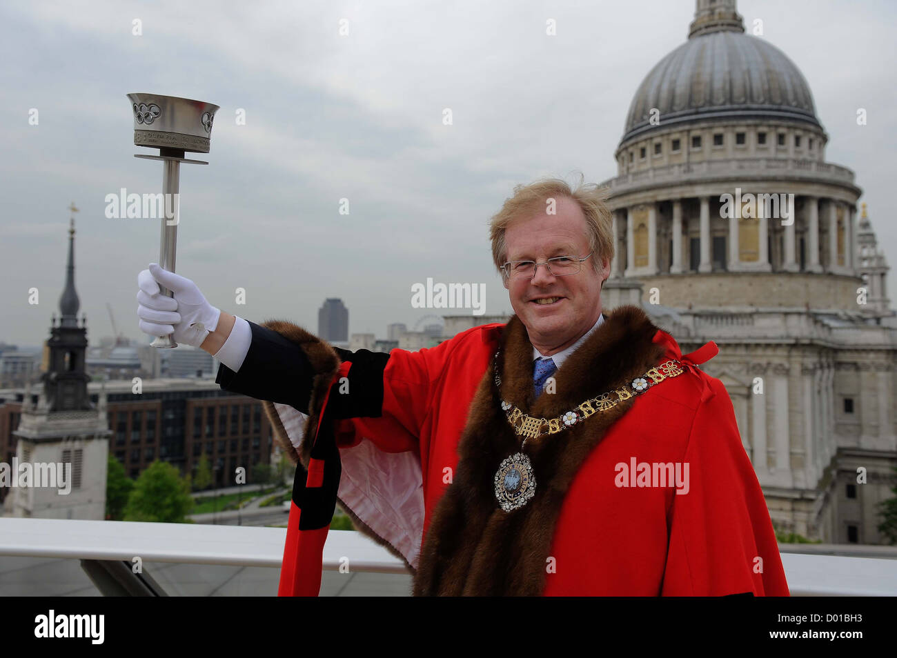 David Wootton Lord Maire de la ville de Londres détient la flamme