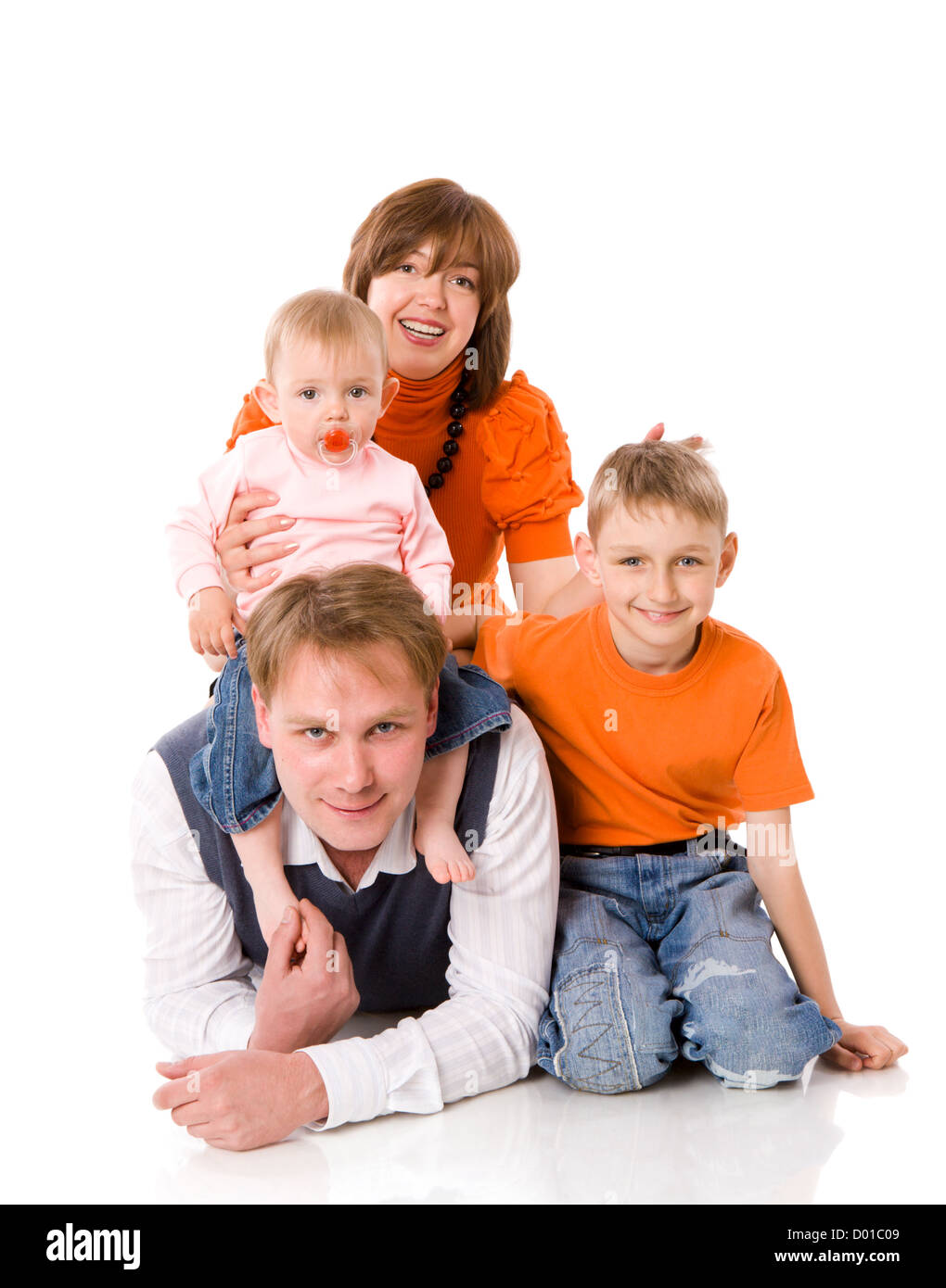 Famille heureuse avec deux enfants ensemble isolated on white Banque D'Images