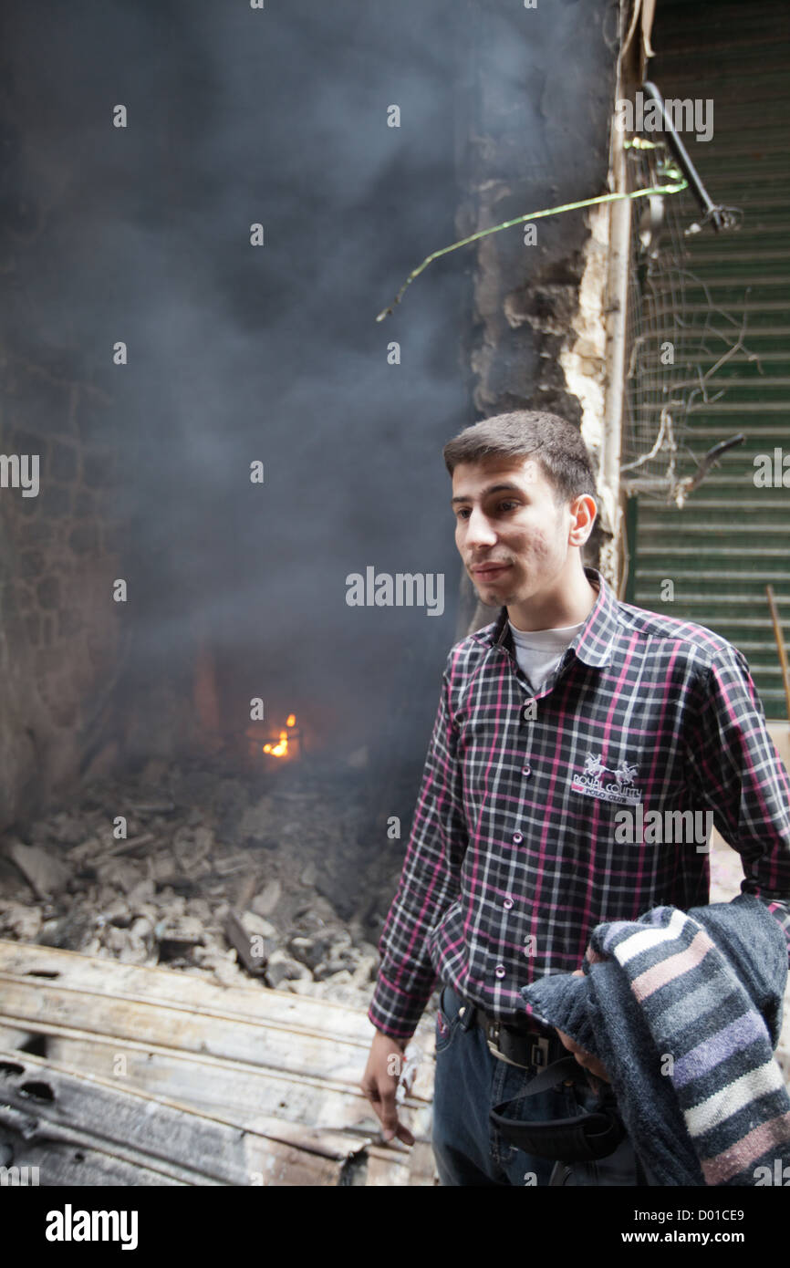 22 octobre 2012 - Alep, Syrie : Un feu brûle dans une explosion du réservoir dans la vieille ville. Banque D'Images