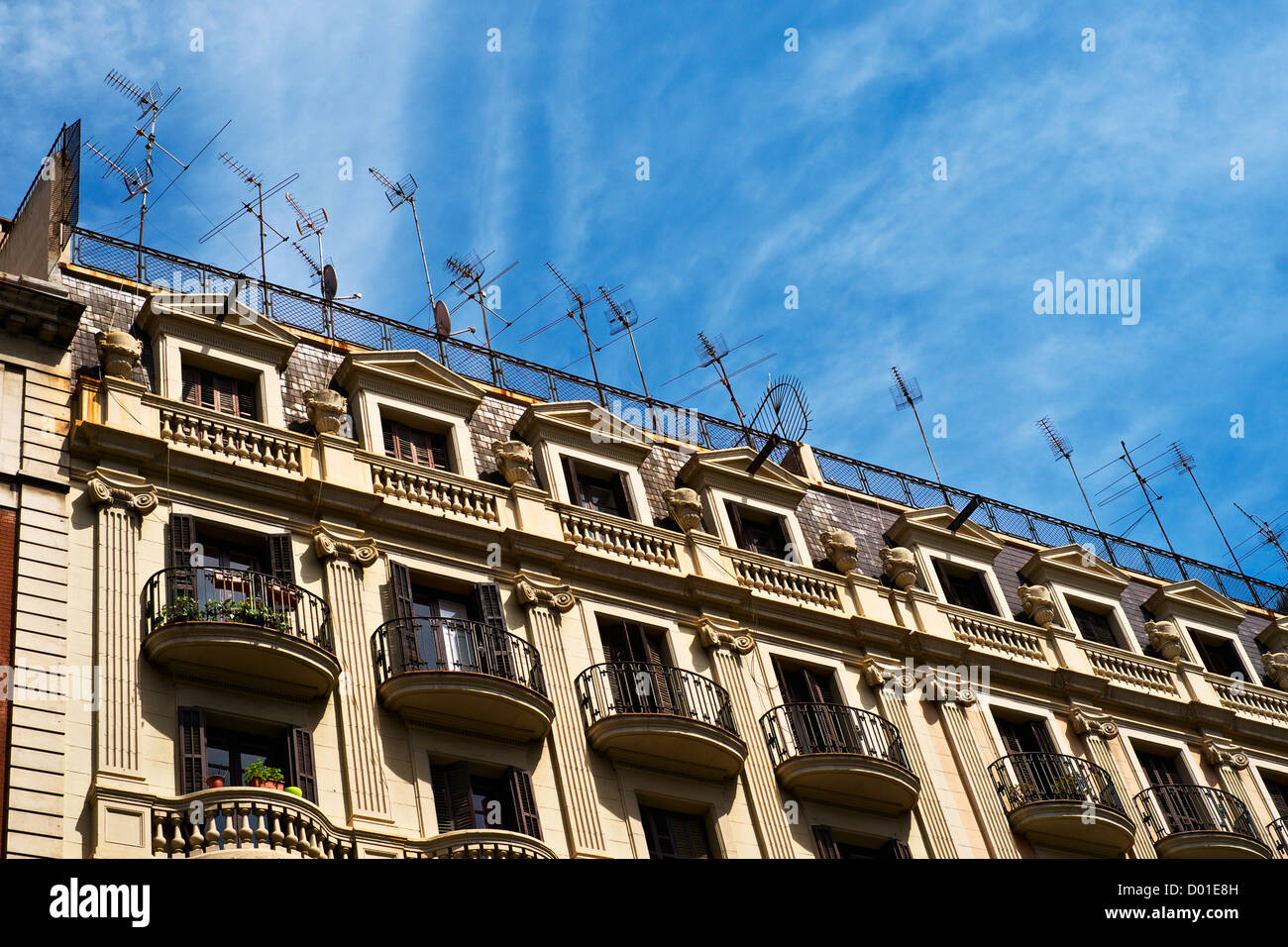 Vacances d'un balcon et d'antennes de télévision à Barcelone, dans le quartier de Gracia. Banque D'Images