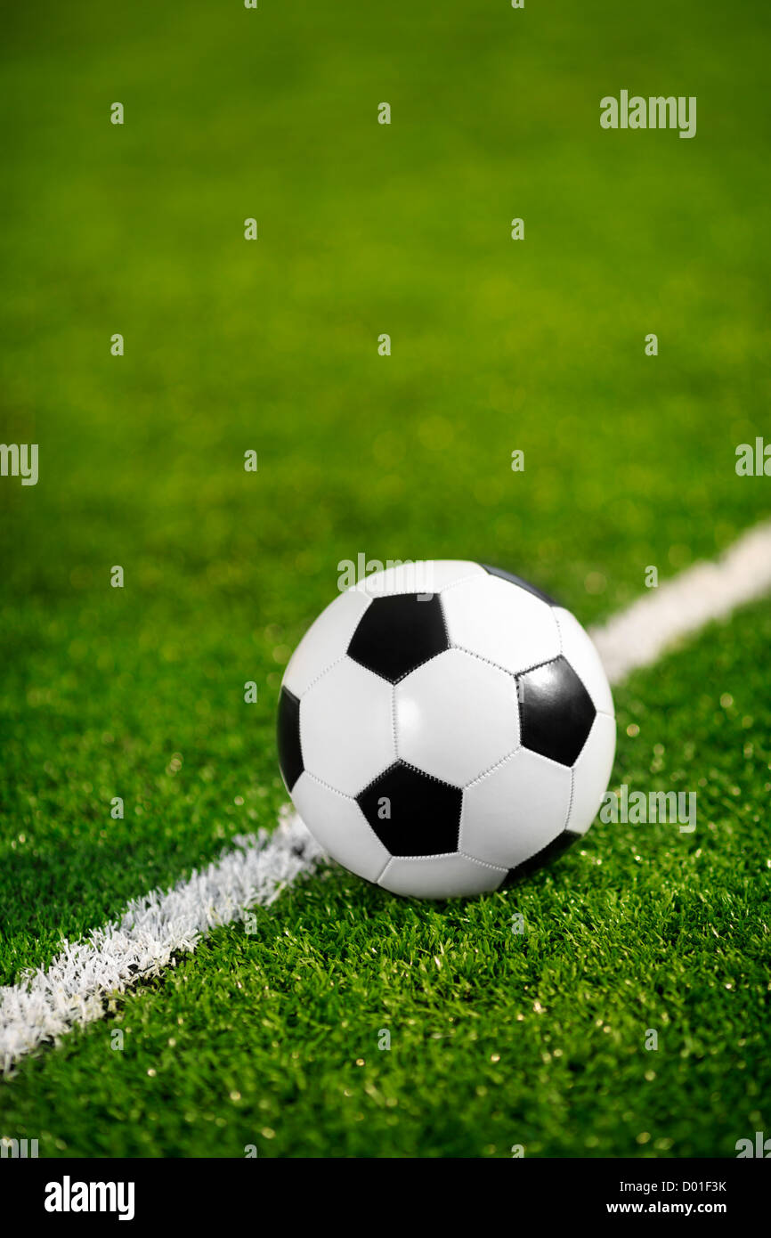 Ballon de soccer en appui à la ligne ,selective focus on nearest part Banque D'Images