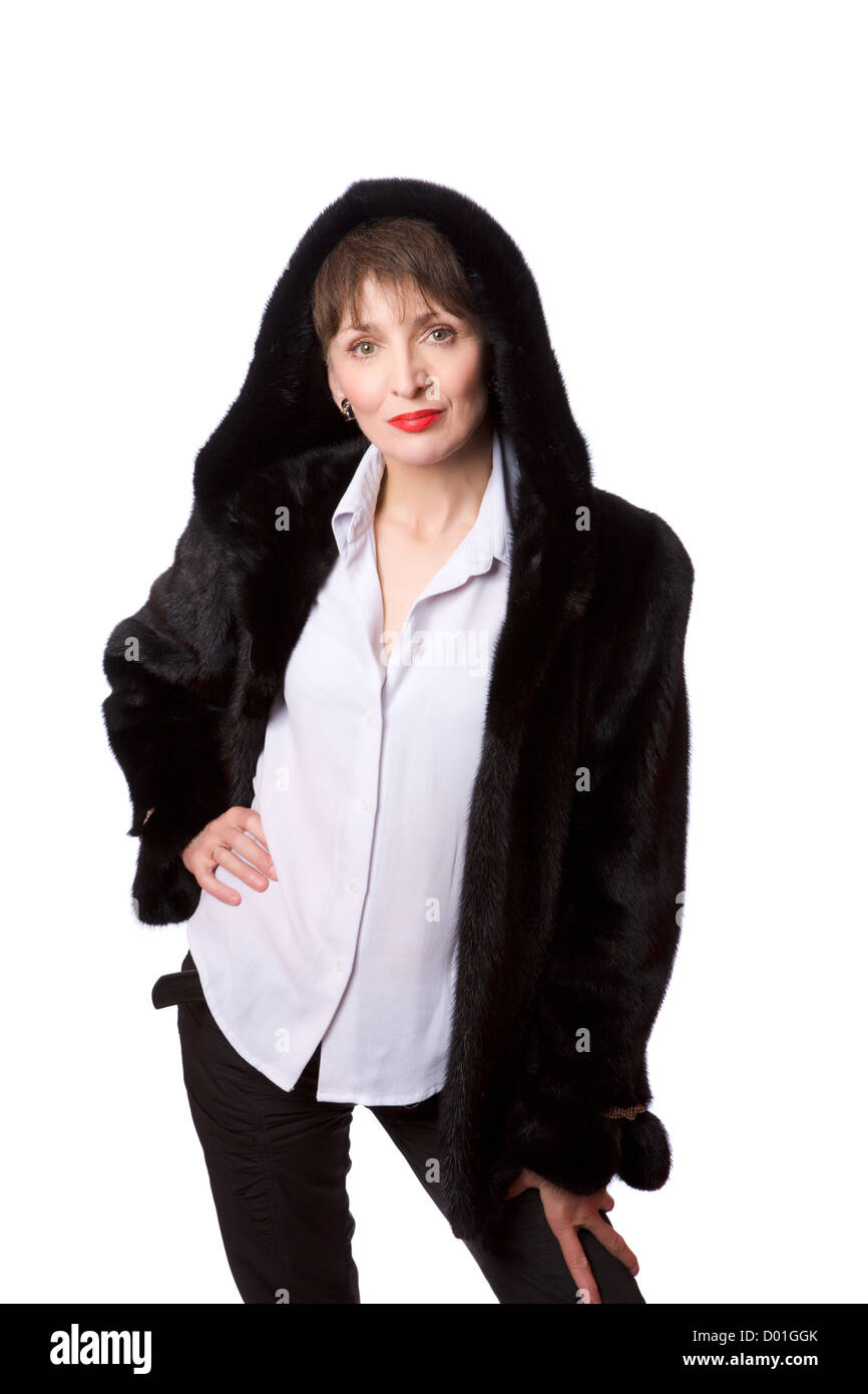 Femme mature portant des fourrures de vison avec capuche manteau isolé Banque D'Images