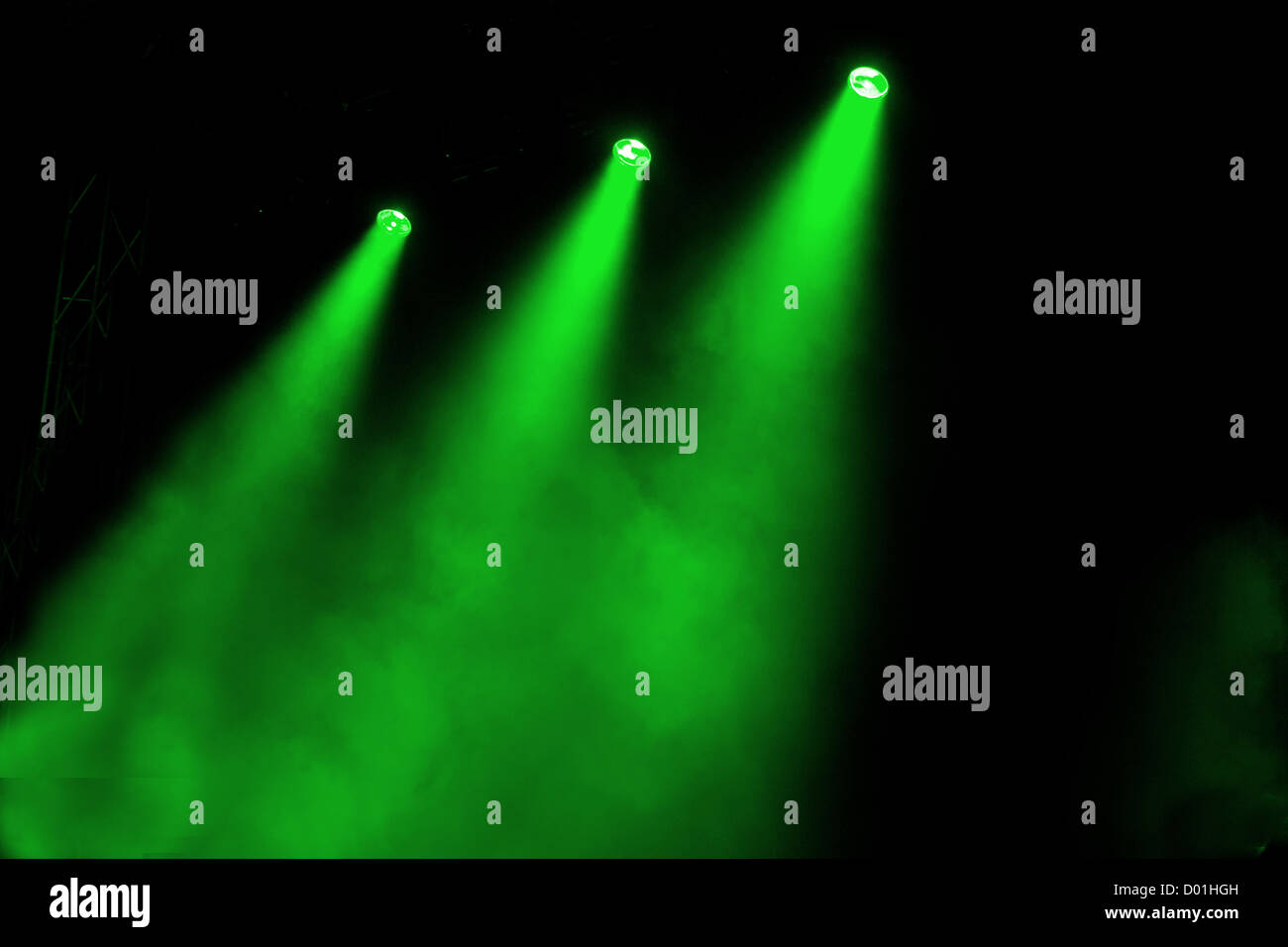 La tige de l'éclairage coloré couleur briller à travers la fumée de l'atmosphère de façon spectaculaire à la lumière une scène vide Banque D'Images