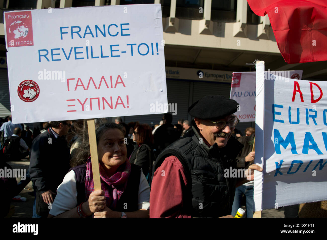 Femme, la lecture de l'étiquette 'France service'. Banque D'Images