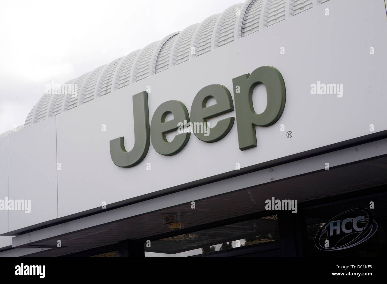 Un grand logo Jeep sur le côté d'un immeuble. Banque D'Images