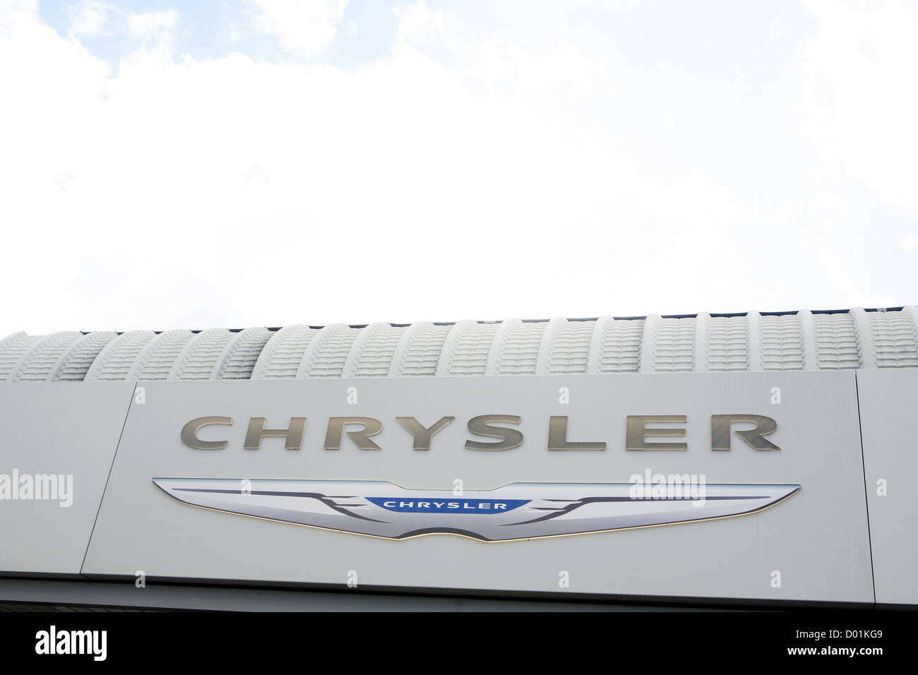 Le logo de la marque Chrysler sur l'affichage à un concessionnaire d'automobiles au Royaume-Uni. Banque D'Images