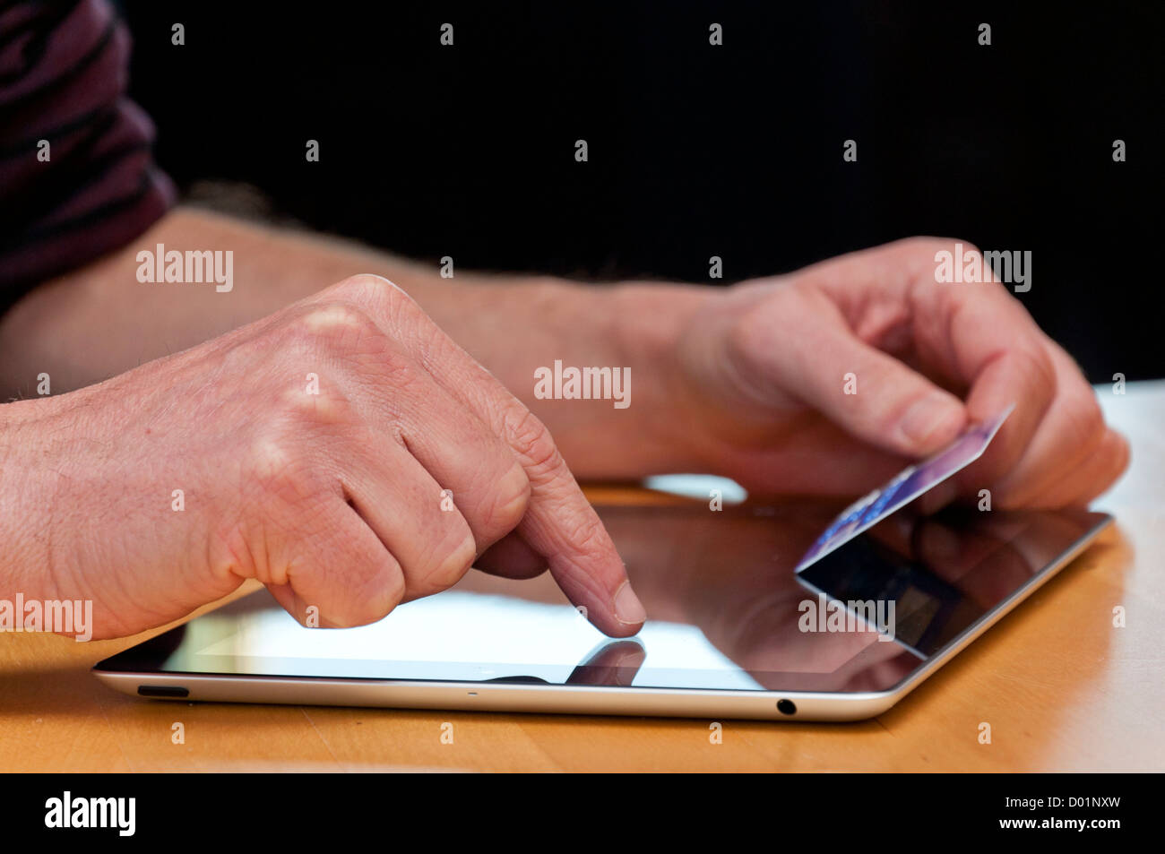 Magasinage en ligne avec un ordinateur tablette. Banque D'Images
