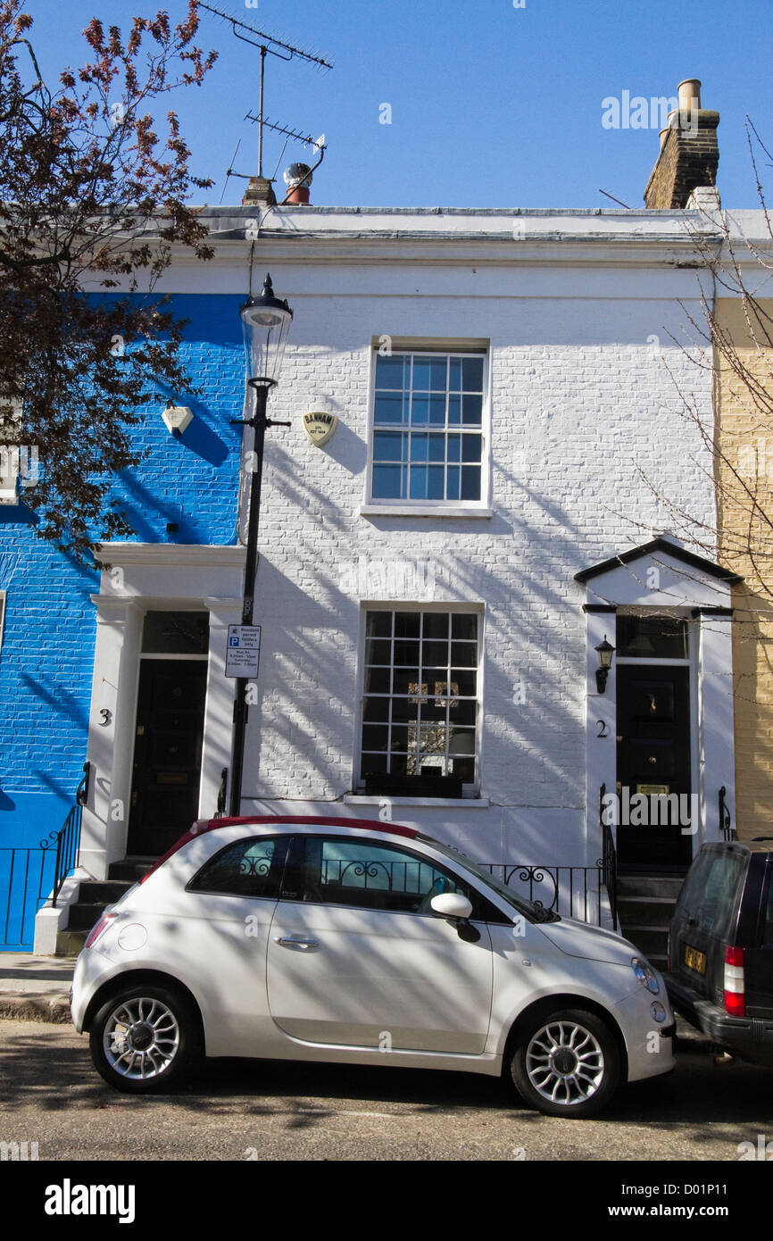 Un bijou bijou voiture complète un cottage dans le quartier royal de Kensington et Chelsea Banque D'Images