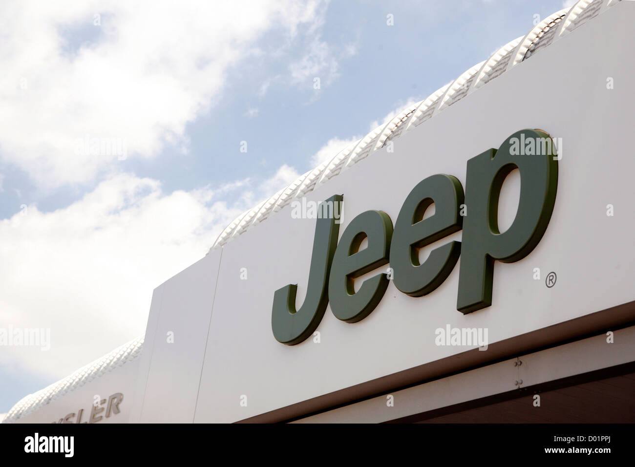 Un grand logo Jeep sur le côté d'un immeuble. Banque D'Images
