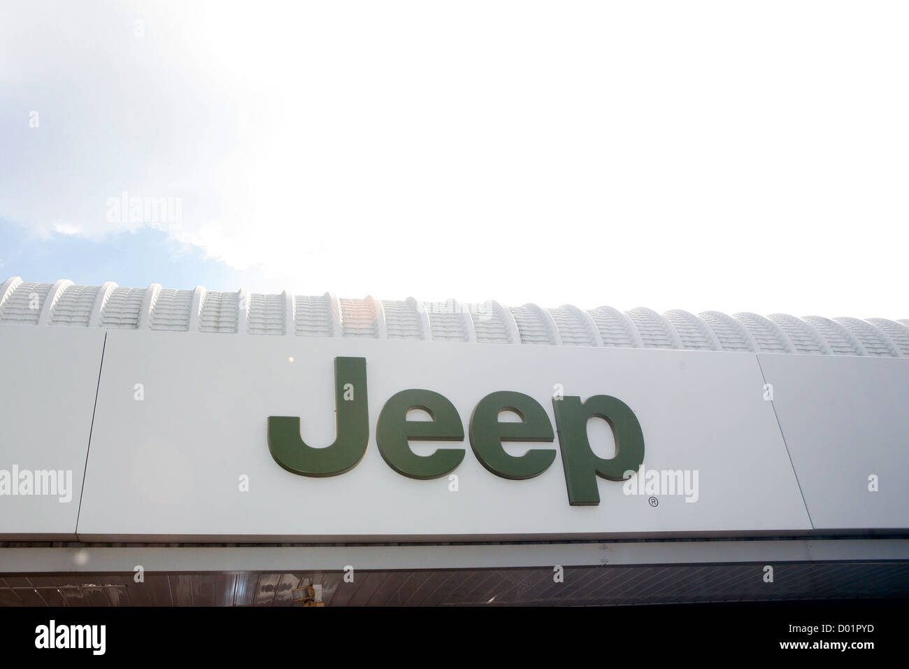 Un grand logo Jeep sur le côté d'un immeuble. Banque D'Images