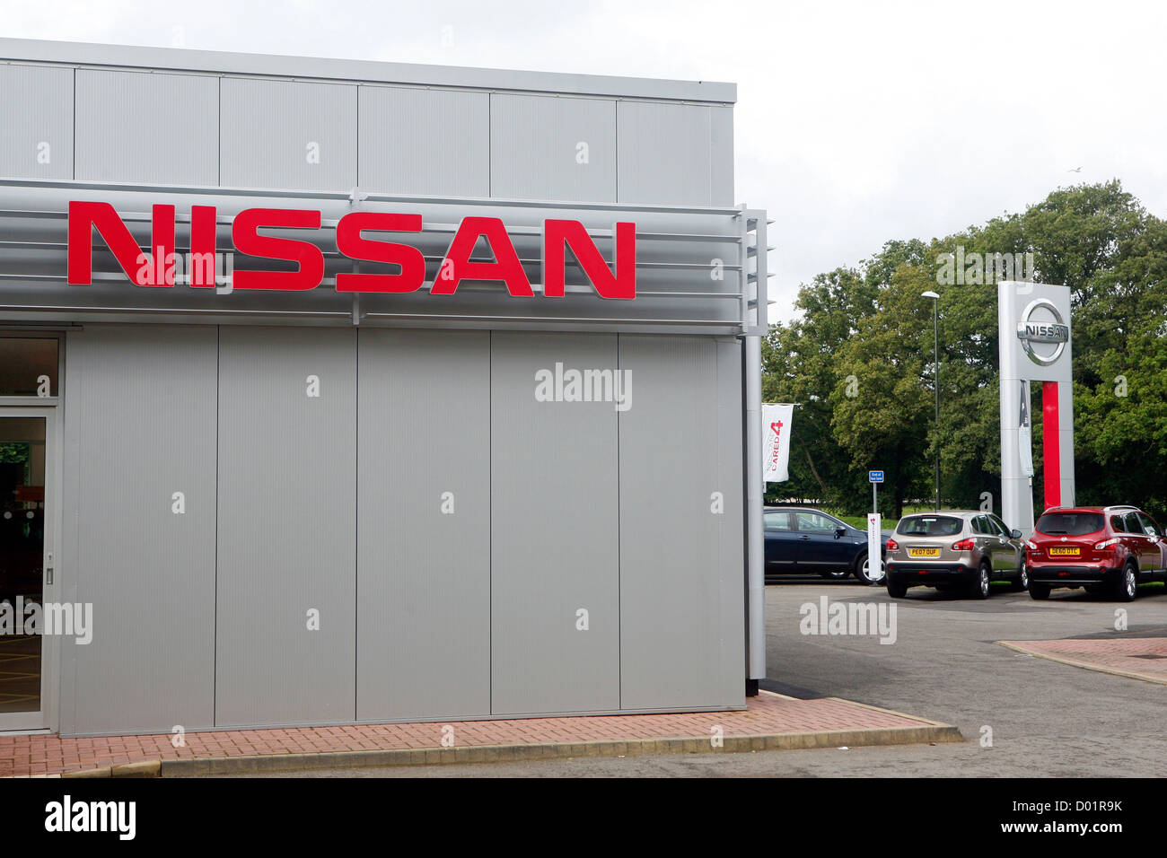 L'extérieur d'un concessionnaire Nissan au Royaume-Uni avec un grand logo Nissan. Banque D'Images