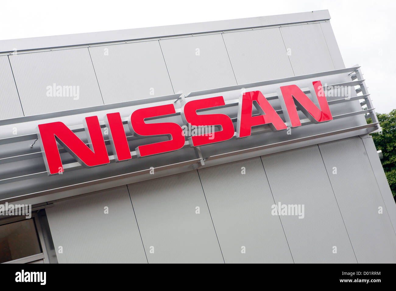 L'extérieur d'un concessionnaire Nissan au Royaume-Uni avec un grand logo Nissan. Banque D'Images