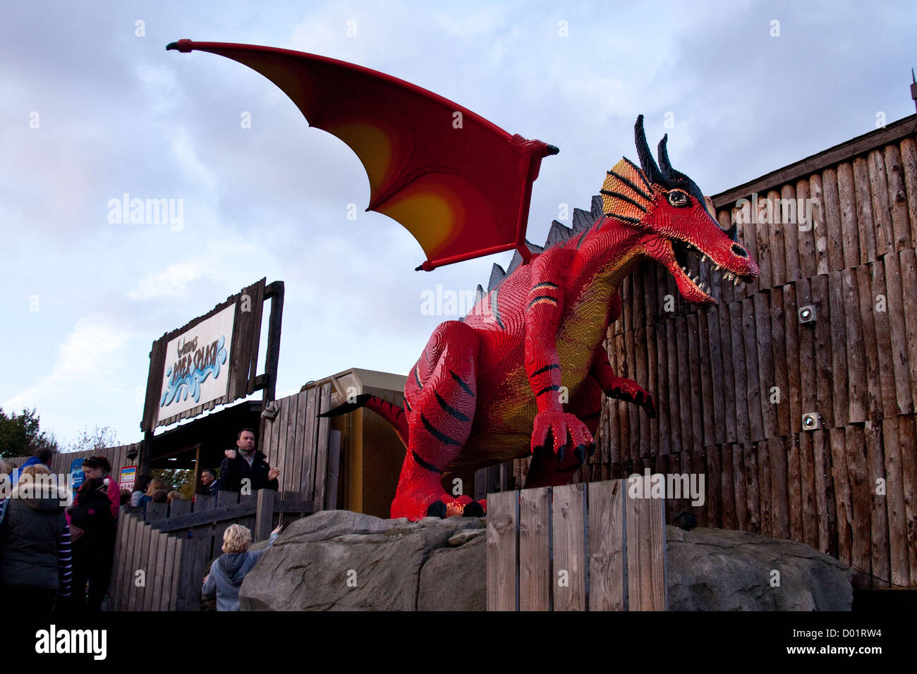 Dragon Lego géant au parc à thème Legoland, Windsor, England, United Kingdom. Banque D'Images