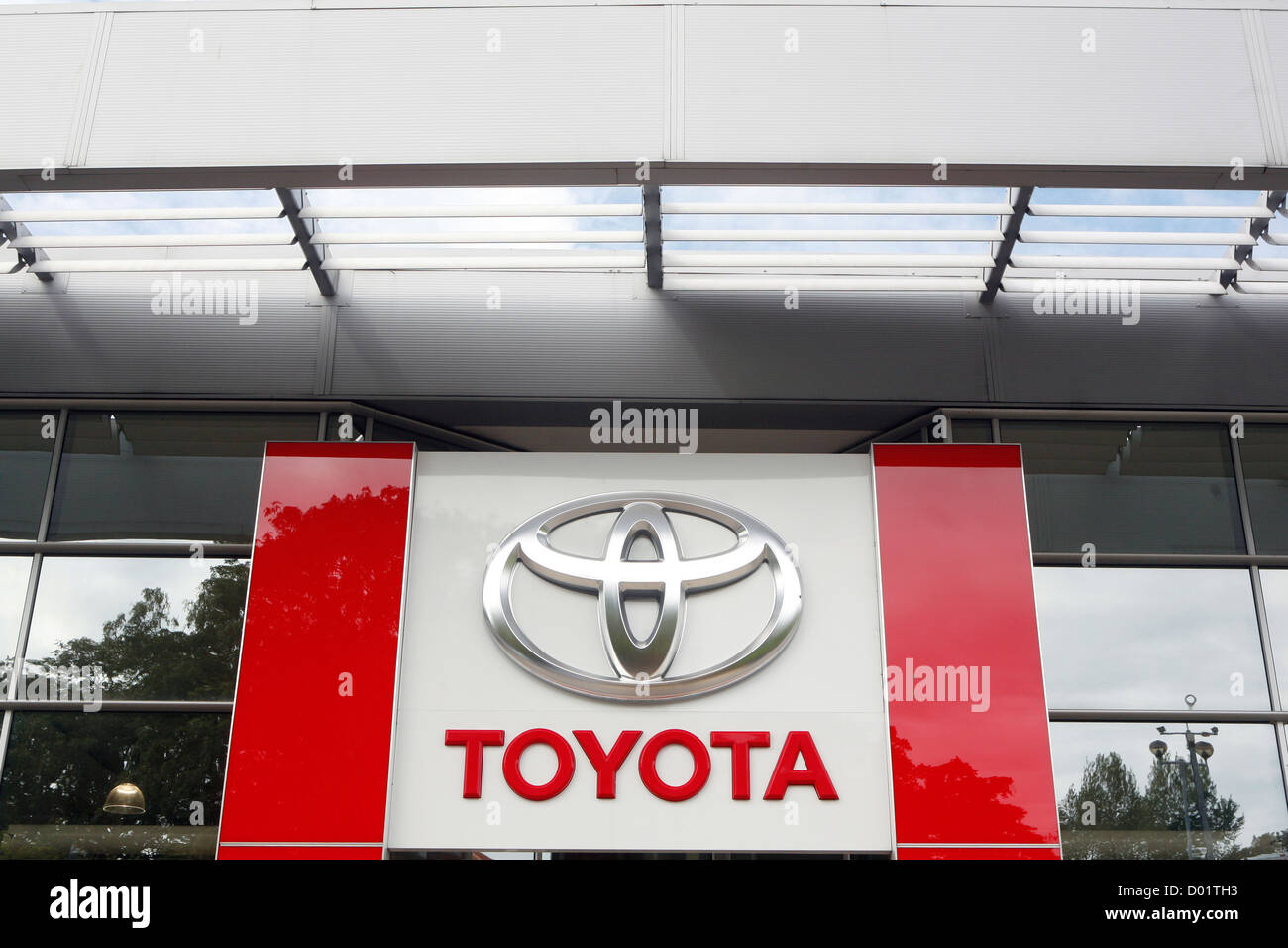 Un grand logo Toyota sur le côté d'un concessionnaire Toyota. Banque D'Images