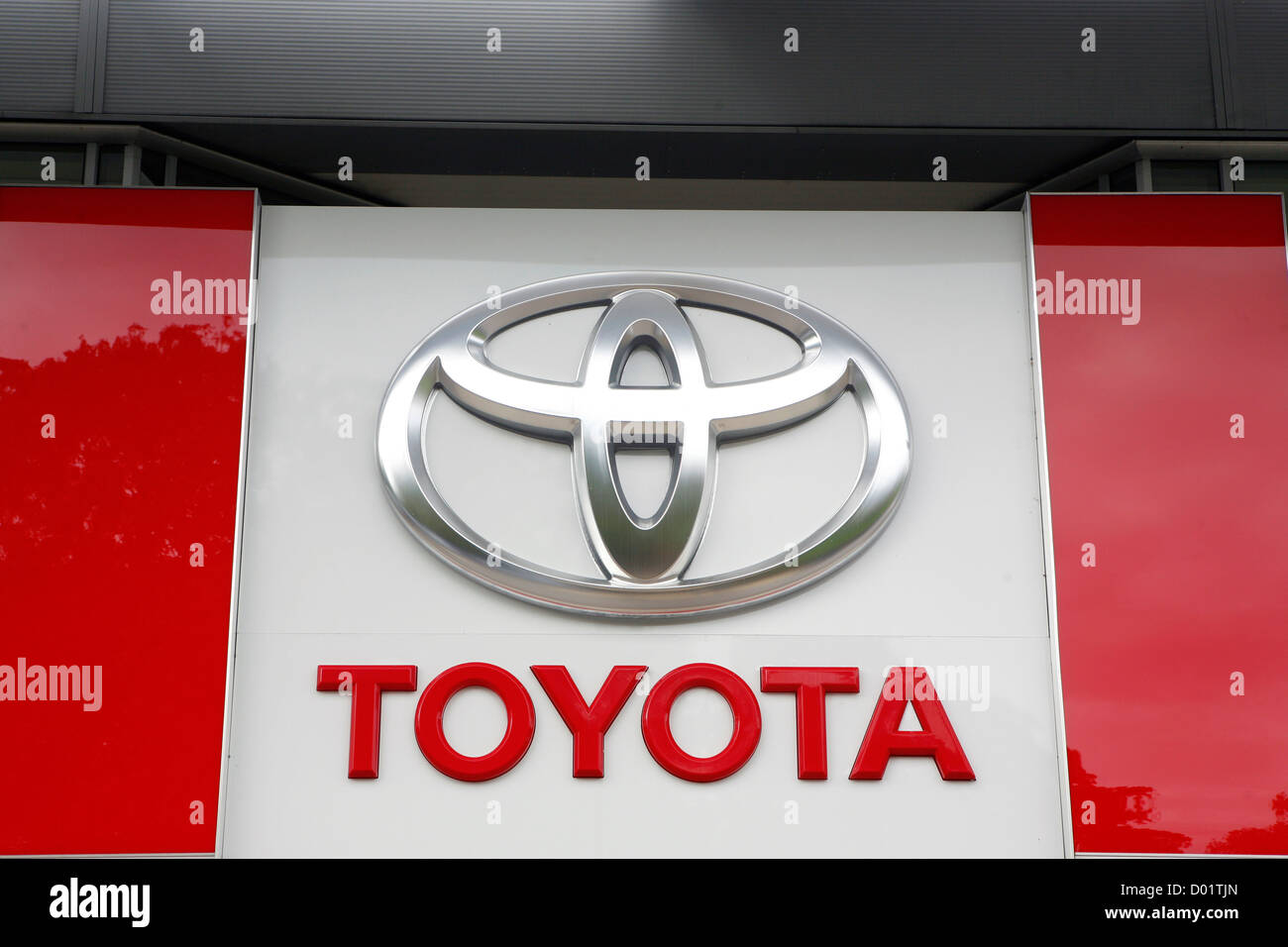 Un grand logo Toyota sur le côté d'un concessionnaire Toyota. Banque D'Images