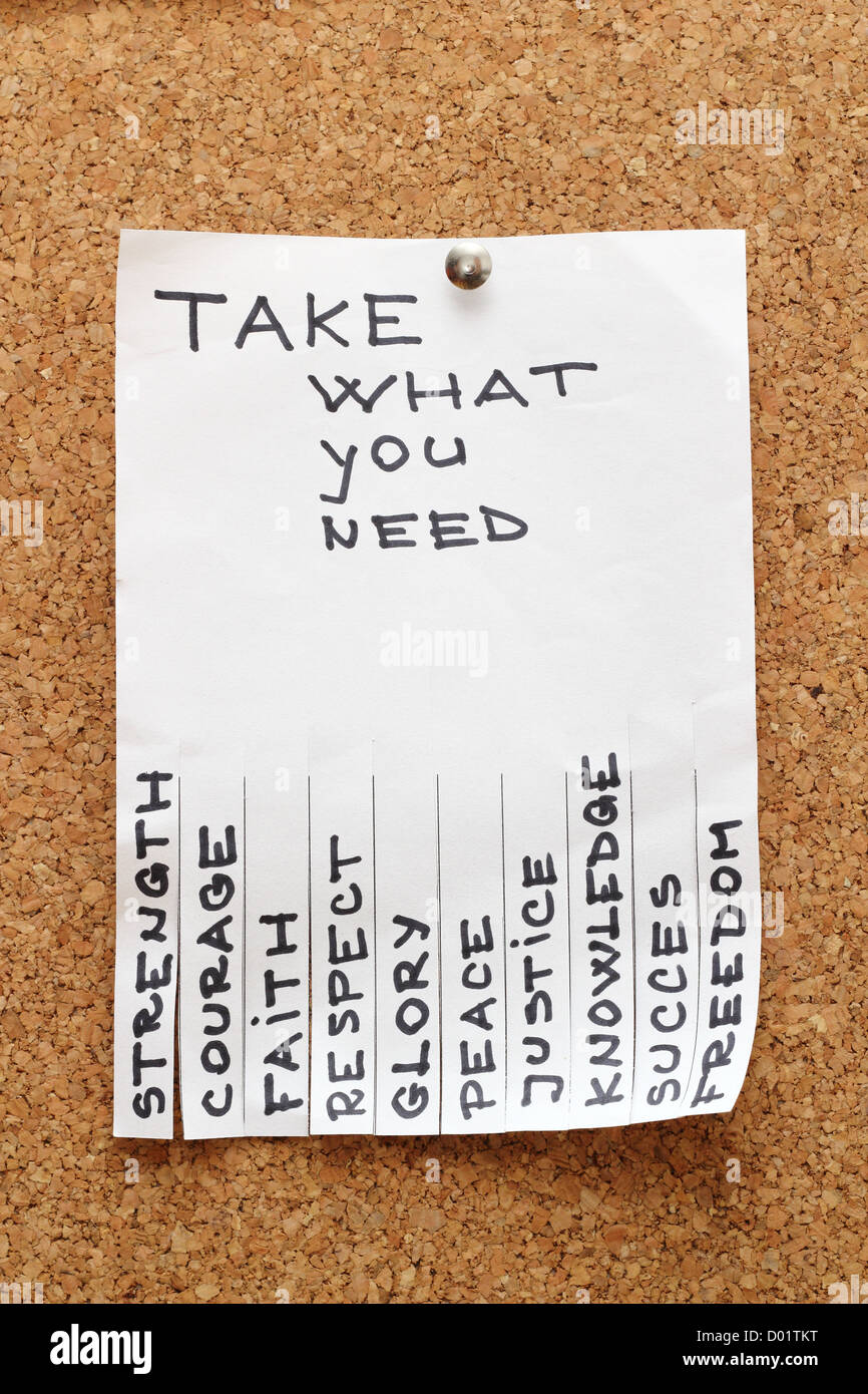 Concept avec des choix - morceau de papier avec des mots écrits sur panneau de liège Banque D'Images