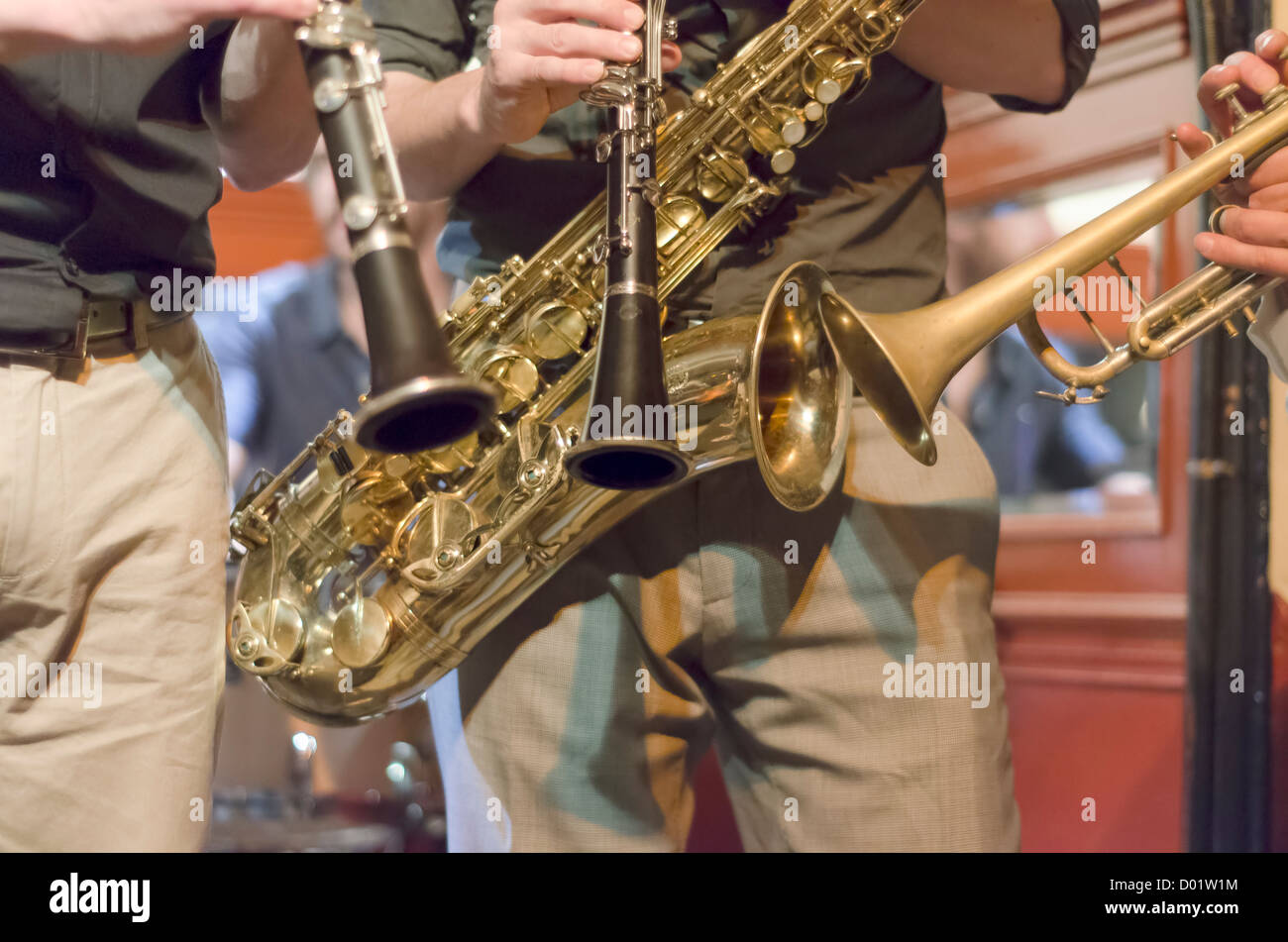 Instruments à vent trompette Saxophone clarinette joue ensemble Photo Stock  - Alamy