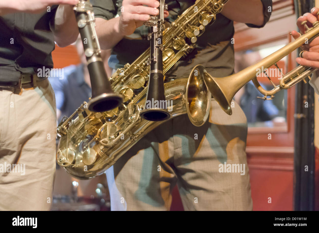 Instruments à vent trompette Saxophone clarinette joue ensemble Banque D'Images