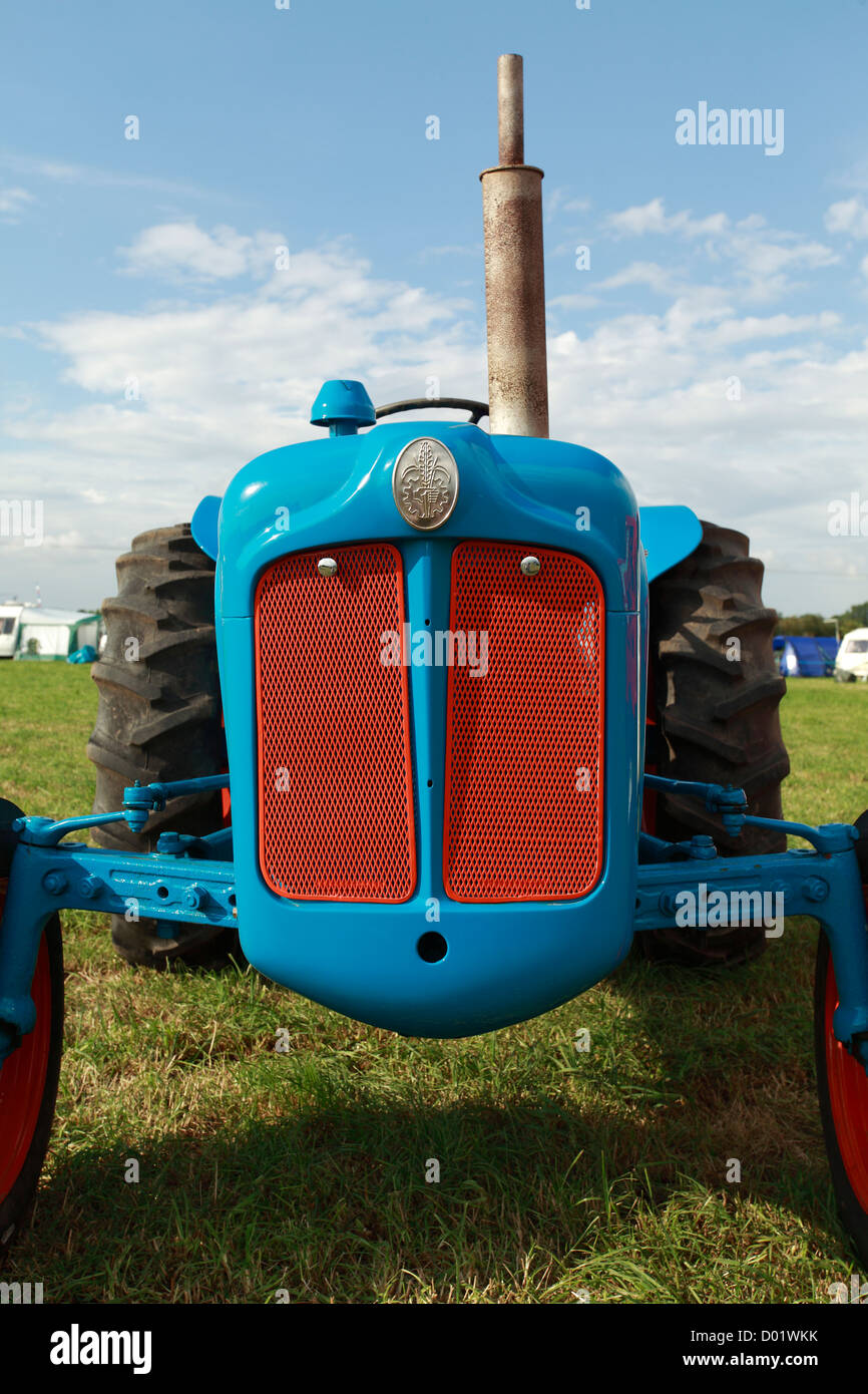 Vue avant du tracteur ancien traditionnel, Fordson, Banque D'Images