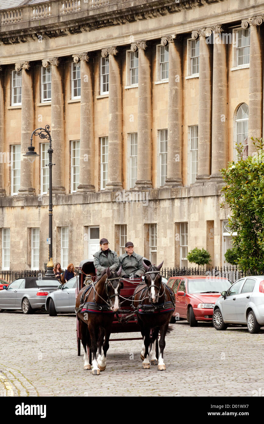 Royal Crescent Bath Royaume-Uni ; Equitation et calèche sur rue pavée, , Royal Crescent, Bath Somerset Royaume-Uni, exemple de l'Angleterre traditionnelle Banque D'Images