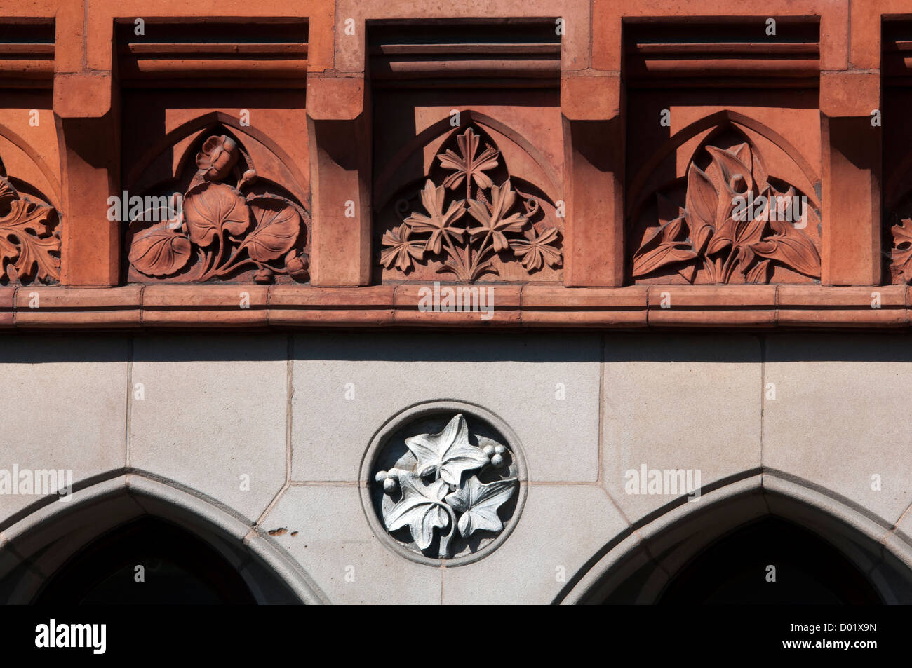 Frise en terre cuite sur l'ancien bâtiment de la Banque, Stratford-upon-Avon, Royaume-Uni Banque D'Images