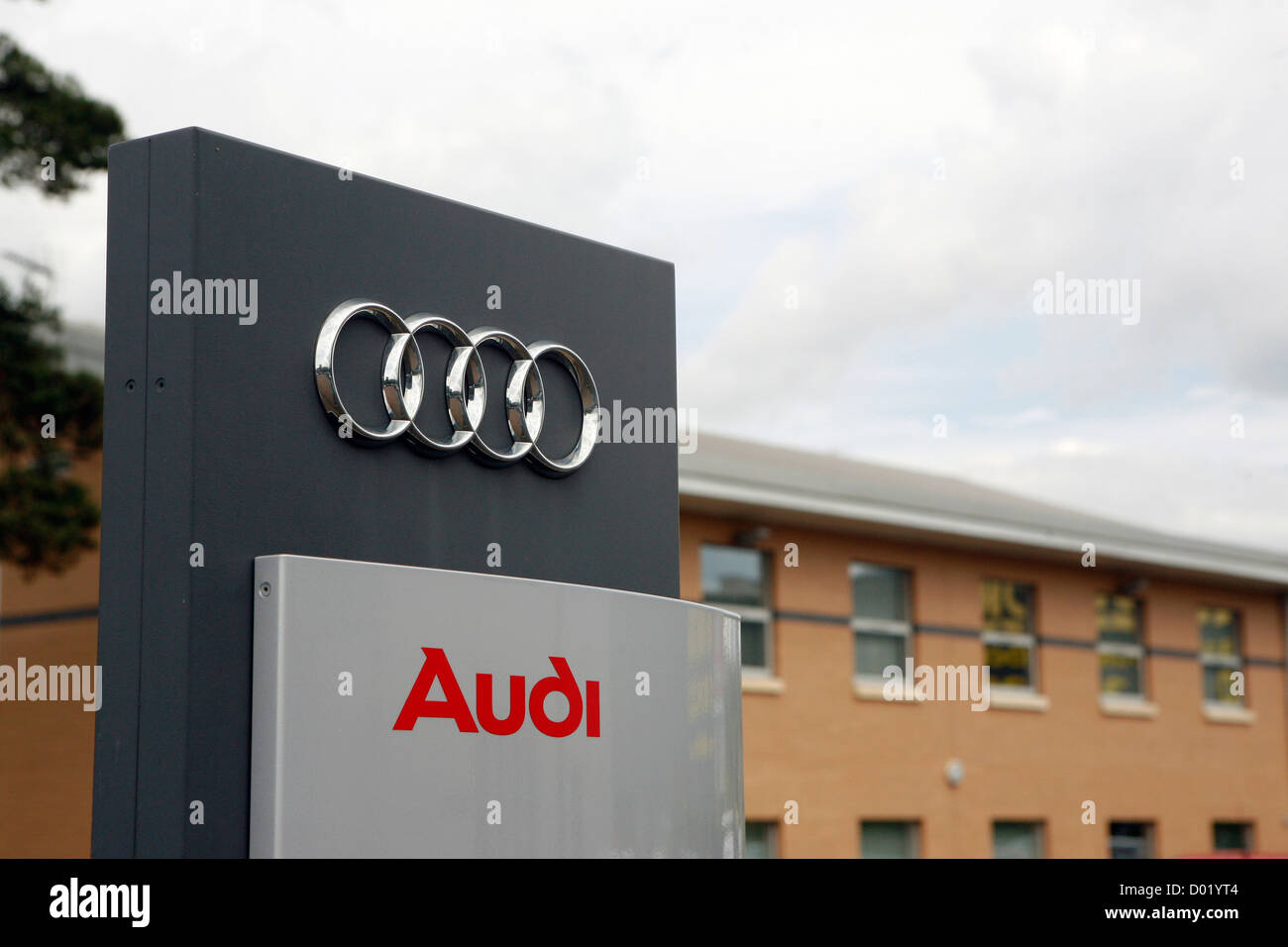Le logo Audi et quatre joints toriques comme vu sur la publicité d'un concessionnaire automobile Audi. Banque D'Images