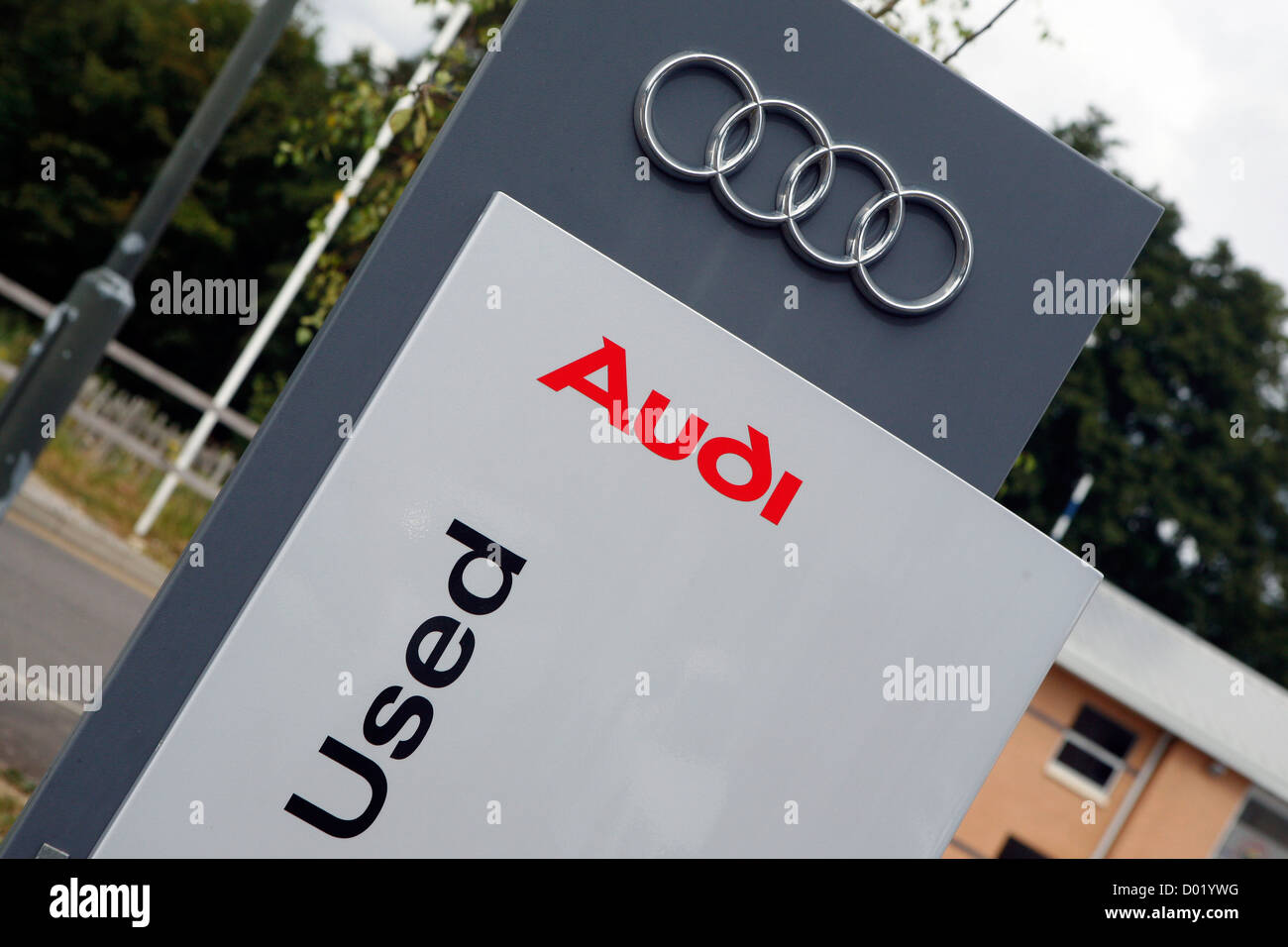 Le logo Audi et quatre joints toriques comme vu sur la publicité d'un concessionnaire automobile Audi. Banque D'Images