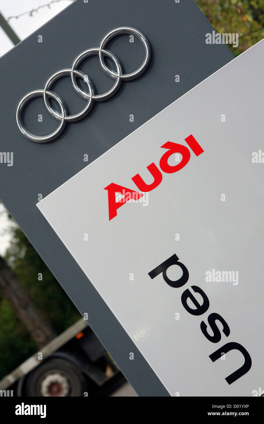 Le logo Audi et quatre joints toriques comme vu sur la publicité d'un concessionnaire automobile Audi. Banque D'Images