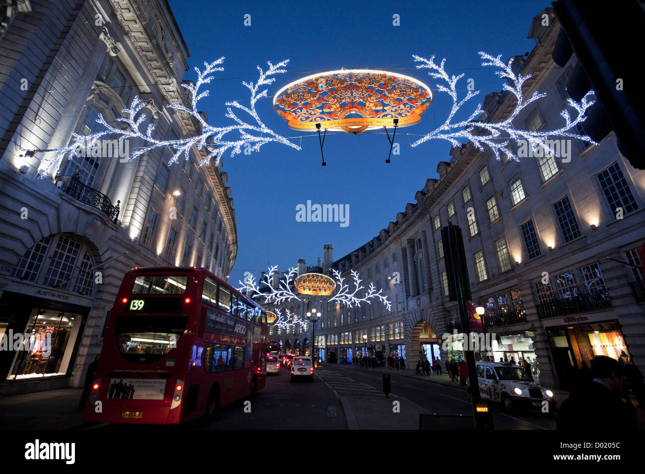 Regent Street lumières de Noël et décoration, Londres, Angleterre, RU, 2012 Banque D'Images