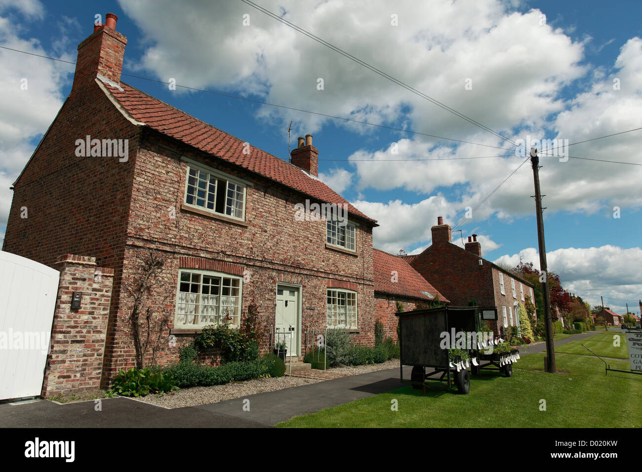 Sutton-sur-le-village, North Yorkshire, avec maison vente de fleurs sur le côté de la route Banque D'Images