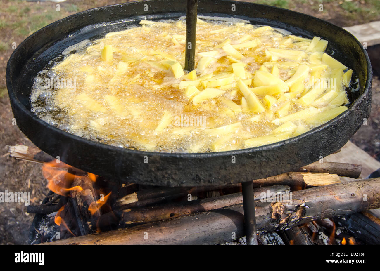 Frites à la poêle dans l'huile chaude dans une grande marmite, sur le feu,  extérieur Photo Stock - Alamy