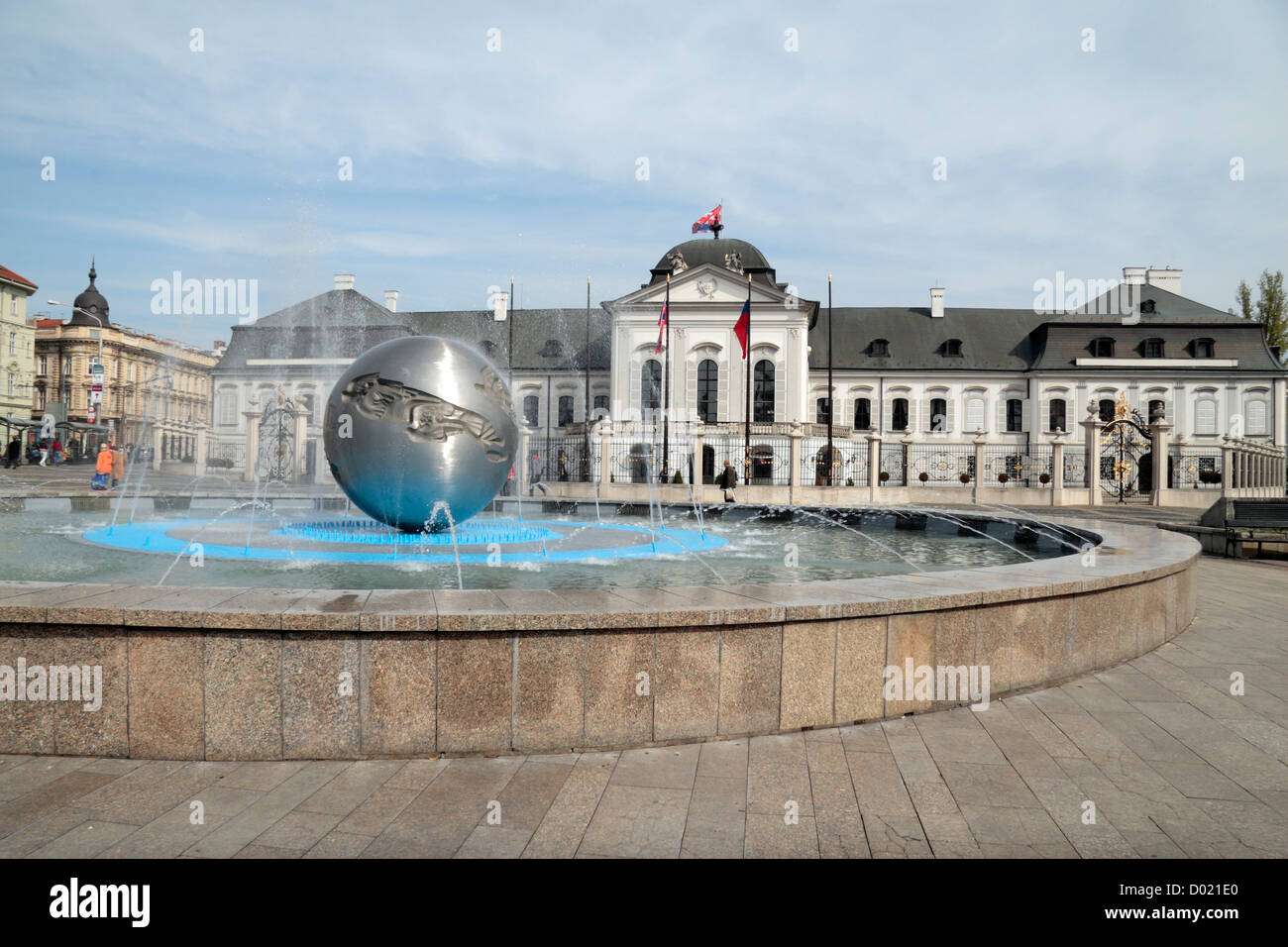 Le Globe fontaine, Garden Palace du comte Grassalkovich (Palais Présidentiel) & Jardins Grassalkovich, Bratislava, Slovaquie. Banque D'Images