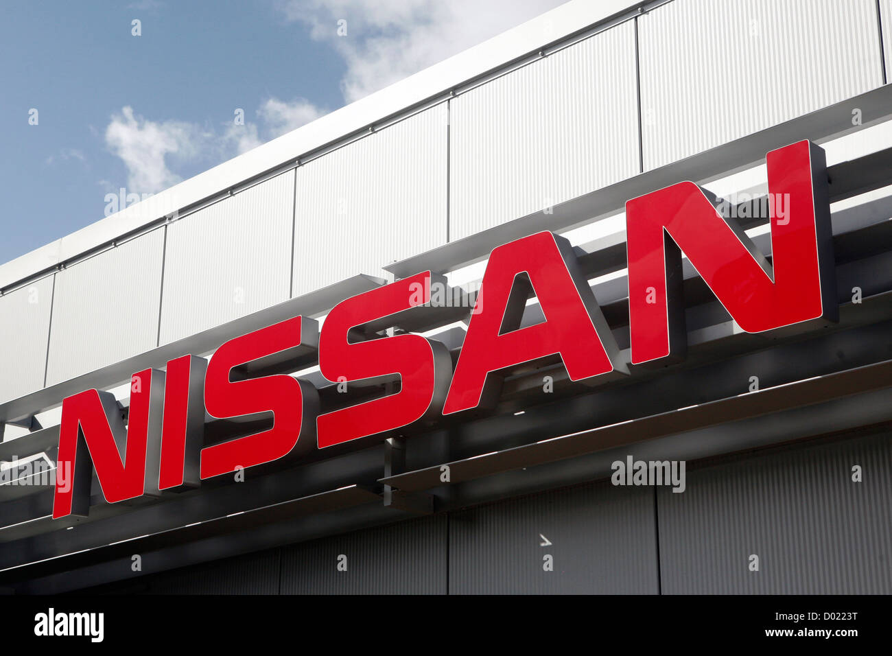 La voiture Nissan logo de l'entreprise chez un concessionnaire. Banque D'Images