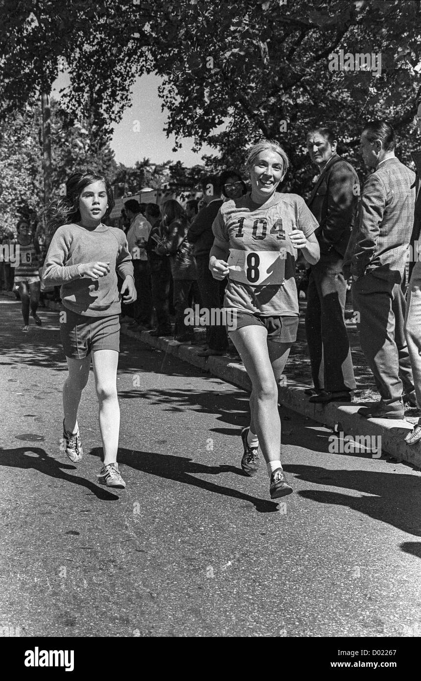 Liz Franceschini (# 8) qui se font concurrence sur le Marathon de New York en 1972 dans Central Park. Banque D'Images