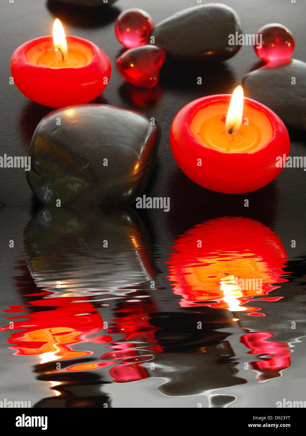 Bougie spa et de l'eau reflet montrant concept zen Banque D'Images