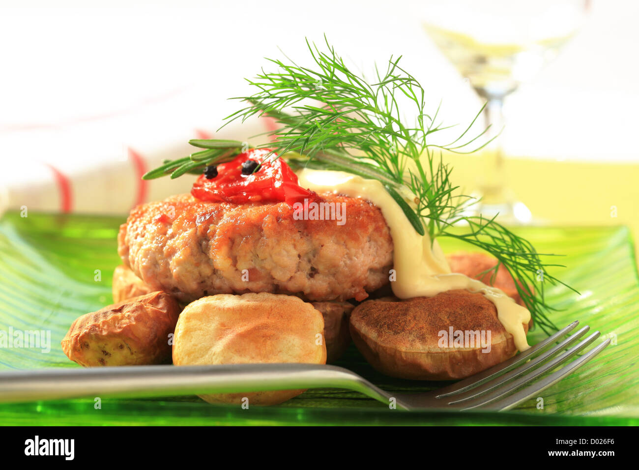 Patty viande avec pommes de terre au four et de la mayonnaise Banque D'Images